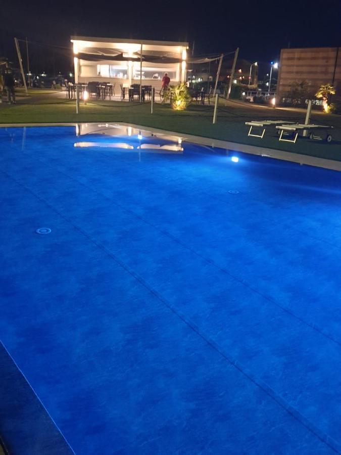 Marina Degli Estensi Floating Resort Лідо-дельї-Естензі Екстер'єр фото
